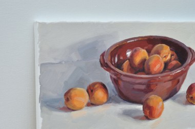 Abricots dans un plat en terre
